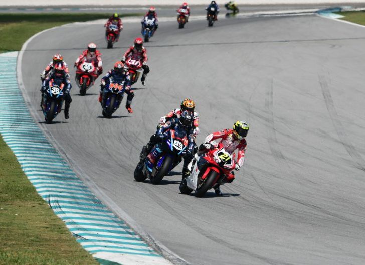 Photo of Pembalap Astra Honda Raih Tiga Podium ARRC Malaysia Bersama CBR Series yang Melesat Kencang 