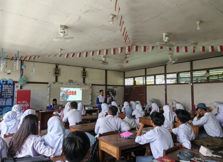 Photo of Disampaikan dengan Variatif dan Kreativitas, Instruktur Safety Riding Astra Motor Kalbar AJak Pelajar di SMAN 7 Pontianak Terapkan Materi Keselamatan Berkendara 