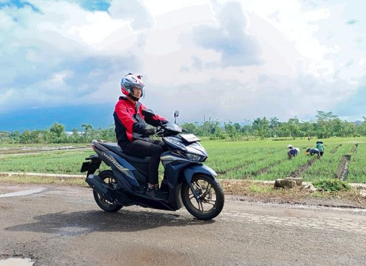 Photo of Sahabat Setia dan Terbaik Saat Kuliah: Perjalanan Ahmad Nurkamil Bersama Honda Vario 125 dari Kapuas Hulu ke Pontianak