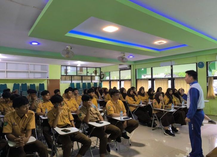 Photo of Langsung Demontrasi, Instruktur Safety Riding Education Astra Motor Berikan Pemahaman Muda pada Pelajar SMA Mujahidin Pontianak