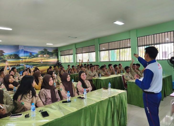 Photo of Pelajar SMAN 3 Pontianak Antusias Pelajari Tips Keselamatan Berkendara Bersama Safety Riding Education Astra Motor Kalbar