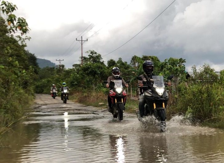 Photo of Jaga Keselamatan di Jalan Raya, Astra Motor Berikan Tips Penting Hadapi Cuaca Hujan dan Kondisi Jalan yang Licin Sepanjang Bulan Desember 