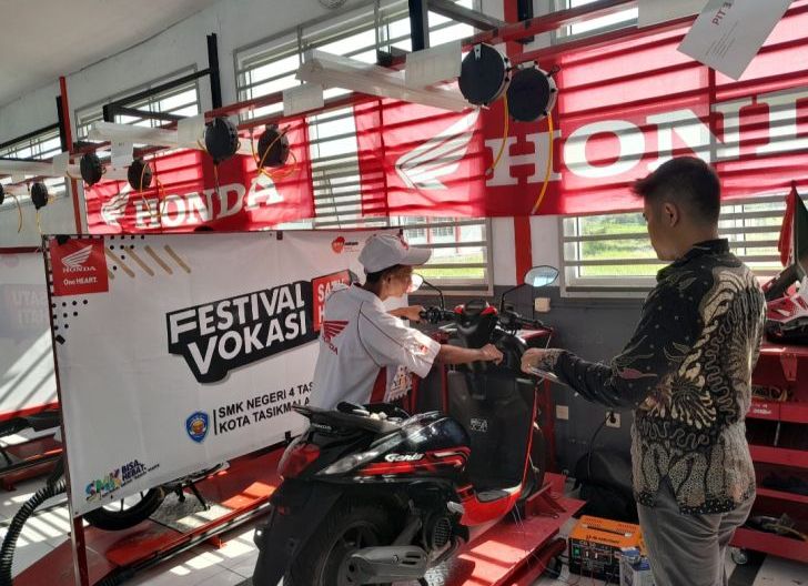 Photo of Pelajar dan Guru Program Studi Teknik Sepeda Motor di SMK Mitra Binaan AHM Antusias Ikuti FeVosH 2025