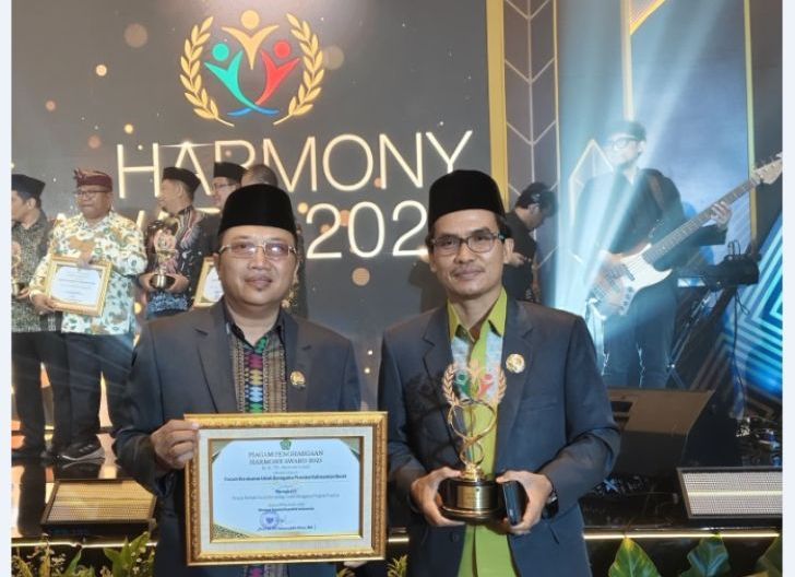 Photo of FKUB Kalbar Raih Harmony Award 2025, Kakanwil Kemenag Muhajirin Yanis Beri Apresiasi