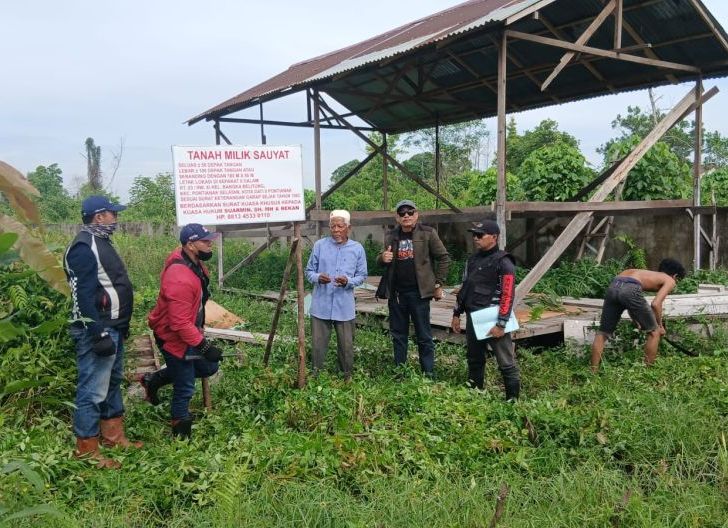 Photo of Tegaskan Penguasaan Tanah di Sepakat II Pontianak Selatan, Pemilik Lahan Pasang Papan Plang 