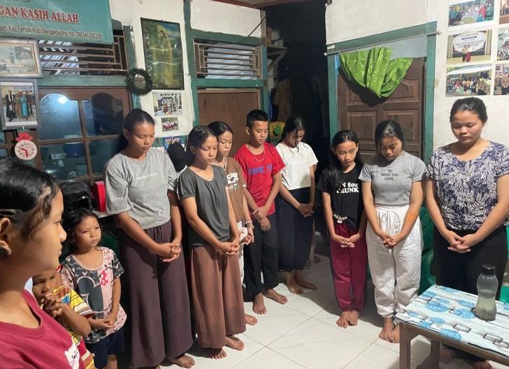 Photo of Pemuda Dayak Bengkayang Gelar Bakti Sosial di Panti Asuhan Abdi Agape