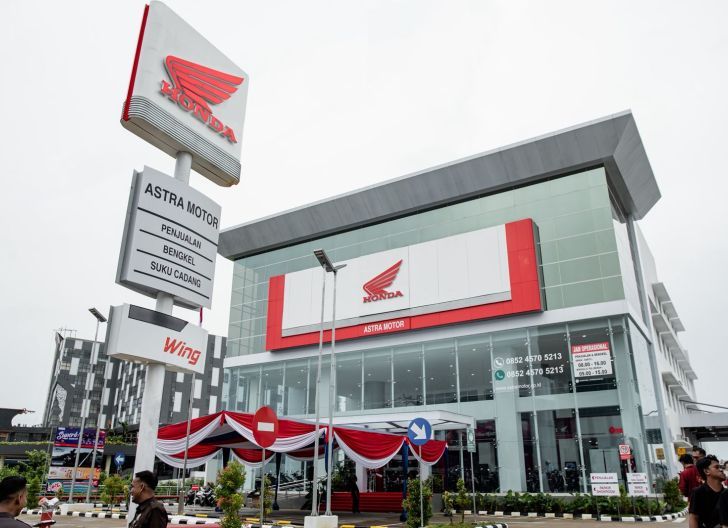 Photo of Bangunan Megah dan Multifungsi, Gedung Baru Main Dealer Astra Motor Kalbar jadi Kebanggaan