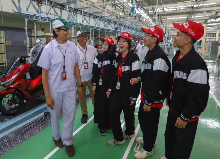 Photo of Berikan Ide dan Karya Terbaik, Juara Astra Honda Motor Best Student 2025 Kagumi Pabrik Honda 