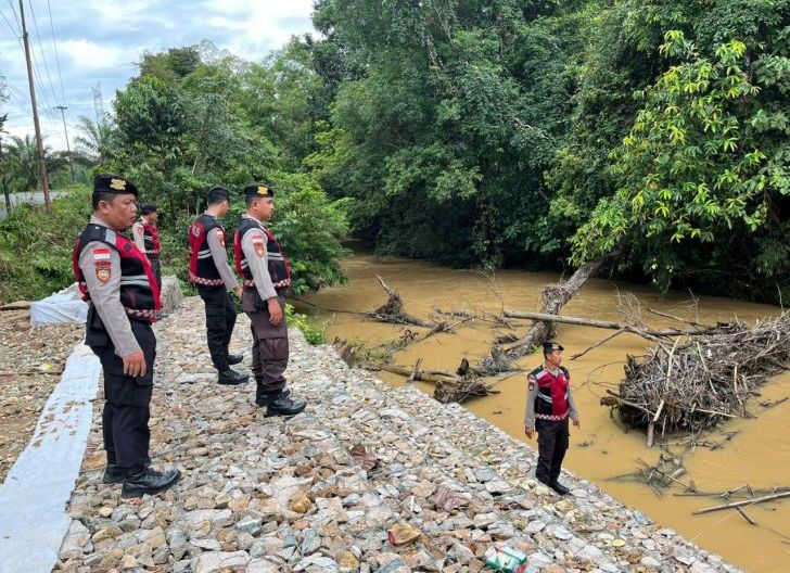 Photo of Sat Samapta Polres Bengkayang Gelar Patroli Rawan Banjir, Petakan Titik Longsor di Dua Kecamatan