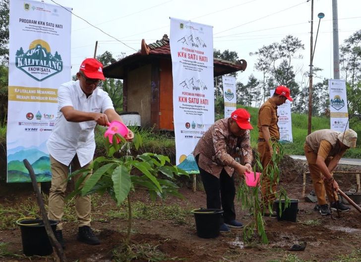 Photo of Kembangkan Desa Berkelanjutan di Merapi, Kolaborasi Yayasan AHM dan UGM Gelar KKn Temarik Satu Hati