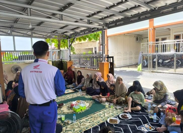 Photo of Tim Safety Riding Astra Motor Kalbar Berikan Panduan para Ibu Asrisan Komplek Tetap Selalu Cari Aman 