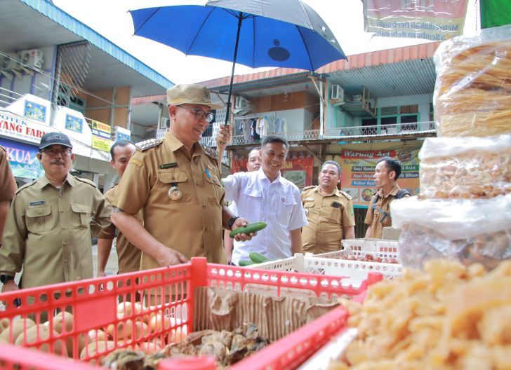 Photo of Bupati Darwis Melakukan Sidak Pasar Jelang Nataru 2025