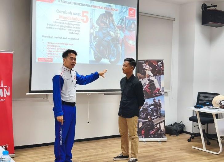 Photo of Berlangsung di Main Dealer Training Center Astra Motor Kalbar, Kalangan Damkar Swasta di Pontianak Ikuti Seminar Safety Riding 