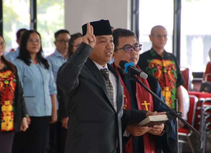 Photo of Bupati Darwis Lantik Direktur PDAM Tirta Bengkayang