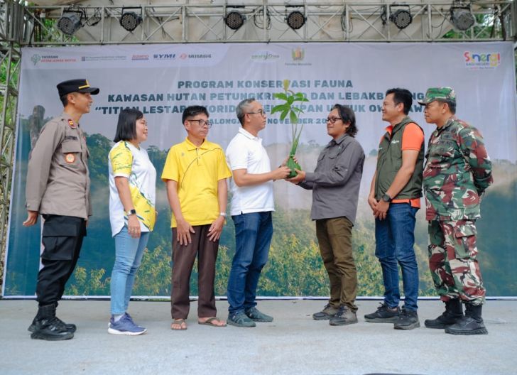 Photo of Bertema Titian Lestari: Koridor Kehidupan untuk Owa Jawa, Ini Aksi Kepedulian Satwa dari Yayasan AHM untuk Pelestarian Habitat Flora dan Fauna Asli Indonesia 