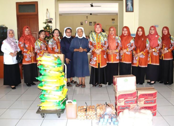 Photo of Bunda Inklusi Mengetuk Pintu Senja: Ketua DWP Kemenag Kalbar Menyapa Lansia dengan Hati