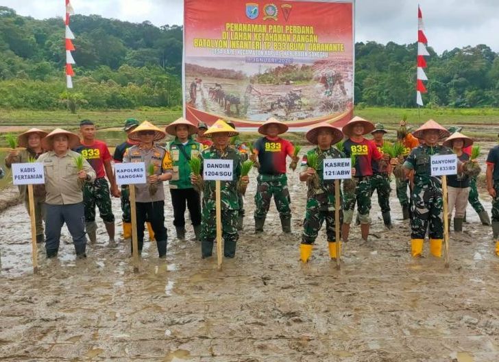 Photo of Kapolsek Kapuas Hadiri Tanam Padi Perdana Yon TP 833, Perkuat Sinergi Ketahanan Pangan di Desa Lape