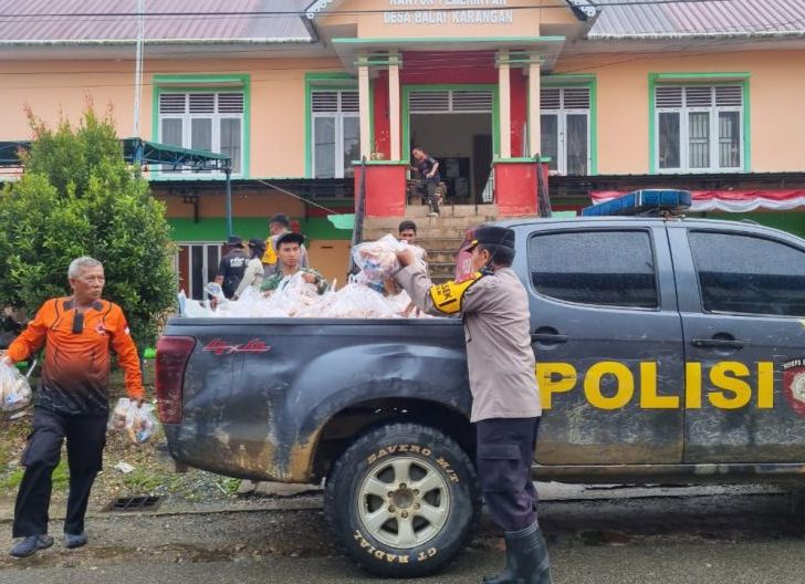 Photo of Ringankan Beban Warga, Polsek Sekayam Bagikan 1.150 Paket Bansos Banjir