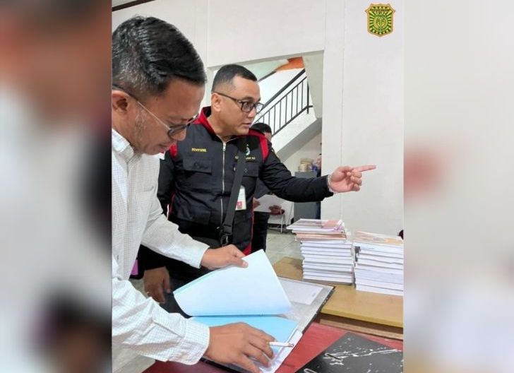 Photo of Tim Penyidik Kejati Kalbar Geledah Kantor PT DSM, Amankan Sejumlah Dokumen