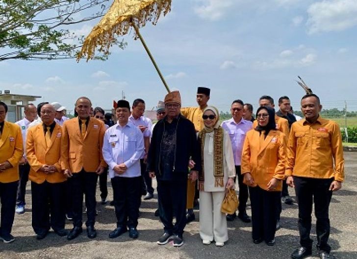 Photo of Tokoh Nasional OSO Pulang Kampung, Disambut Adat Melayu di Kalbar