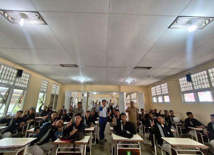 Photo of Gelar Sosialisasi Keselamatan Berkendara untuk Pelajar SMKN 7 Pontianak, Astra Motor Kalbar Cetak Duta Cari Aman