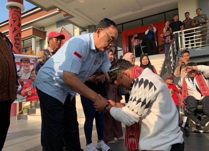 Photo of Penuh Bangga, Kadisporapar Sugeng Sambut Atlet Kalbar Peraih Medali ASEAN Para Games Thailand