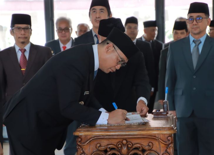Photo of Bupati Darwis Lantik Delapan Pejabat Eselon II untuk Perkuat Kinerja Perangkat Daerah