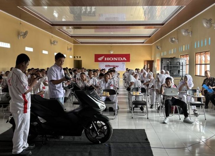 Photo of Berbagi Wawasan Teknologi Sepeda Motor Honda Terbaru kepada 1.462 Pelajar SMK Mitra Binaan, AHM Gelar AHBI 2026    
