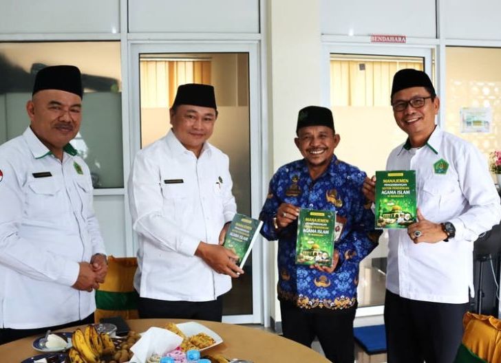 Photo of Dari Pelantikan ke Peradaban: Kakanwil Kemenag Kalbar Terima Buku, Isyaratkan Madrasah Tak Cukup Hanya Seremonial