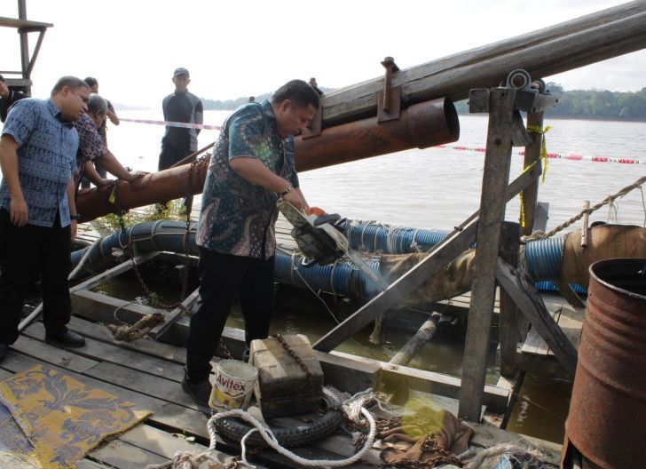 Photo of Perang Terhadap PETI, Kejari Sanggau Musnahkan Lanting Jek Barang Bukti yang Sudah Inkracht