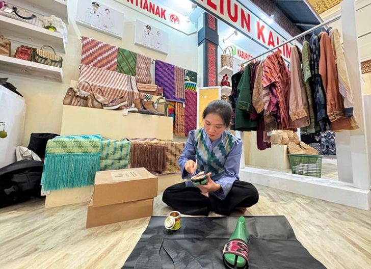 Photo of Sepatu Kulit Kayu Asal Pontianak Tembus Pasar Global, Jadi Primadona di INACRAFT 2026