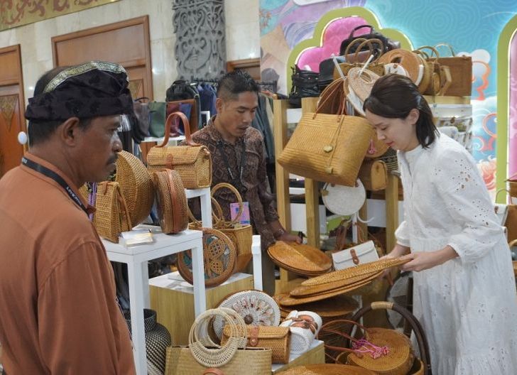 Photo of UMKM Pertamina Laris Manis di INACRAFT 2026, Digemari Buyer Asing Hingga Tembus Transaksi Miliaran