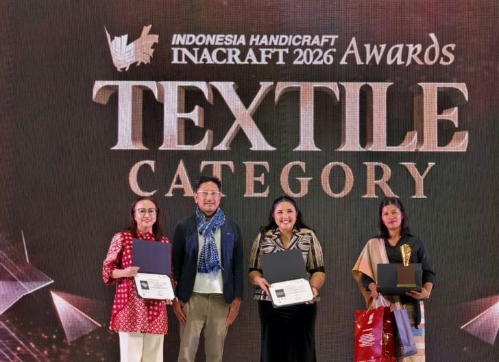 Photo of Tenun Sidan Kapuas Hulu Raih Juara Asia Tenggara di INACRAFT Awards 2026