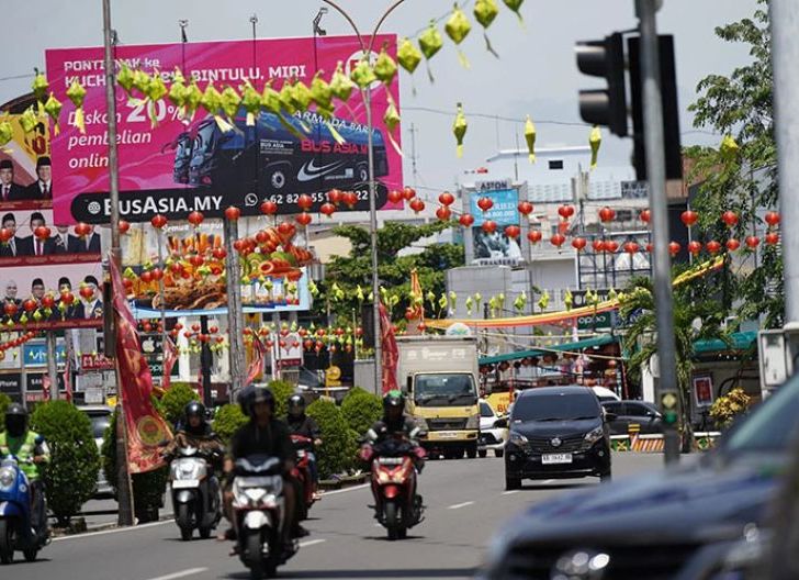 Photo of Lampion dan Ornamen Ketupat Hiasi Kota, Potret Toleransi di Pontianak