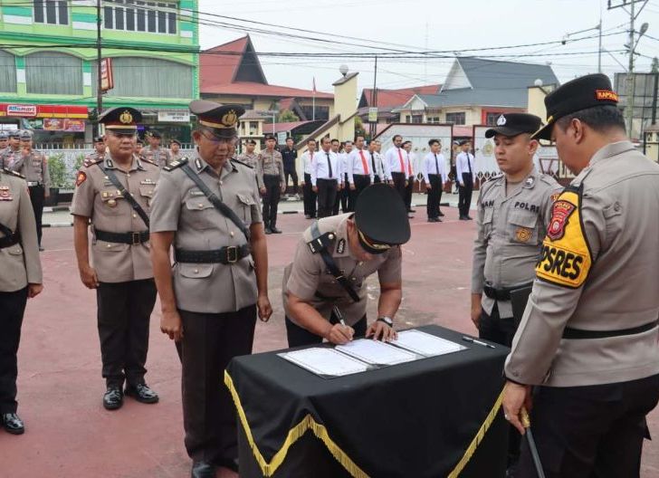 Photo of Kapolres Sanggau Pimpin Sertijab Tiga Pejabat Strategis, Tekankan Profesionalisme dan Pelayanan Presisi