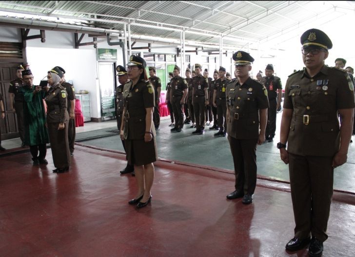 Photo of Kajari Sanggau Pimpin Pelantikan Kasi Pidsus, Kasi Datun dan Kasubagbin