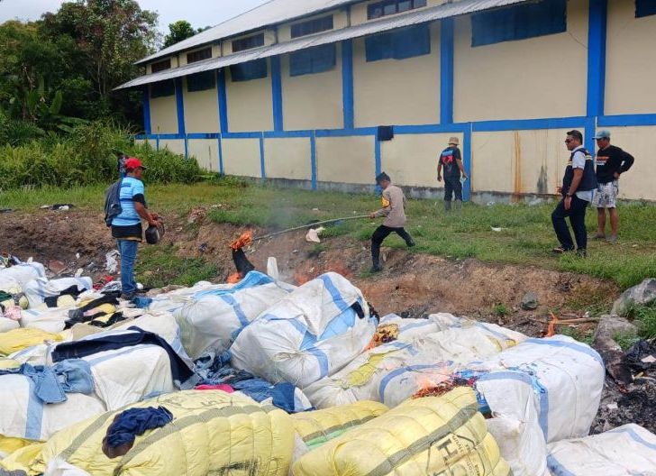 Photo of Bea Cukai Entikong Musnahkan 500 Bale Pakaian Bekas Ilegal, Tegaskan Komitmen Lindungi Pasar Dalam Negeri