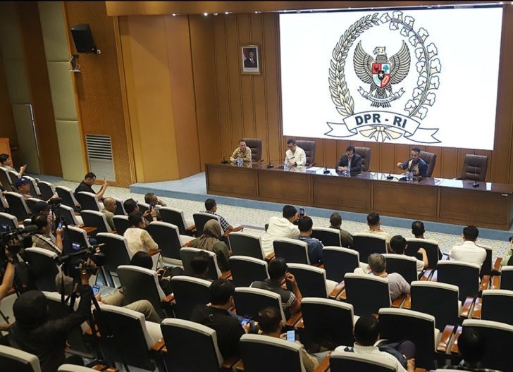 Photo of Polemik Keppres Hakim MK, Komisi III DPR Tegaskan MK Tidak Berwenang Batalkan Pengangkatan Adies Kadir