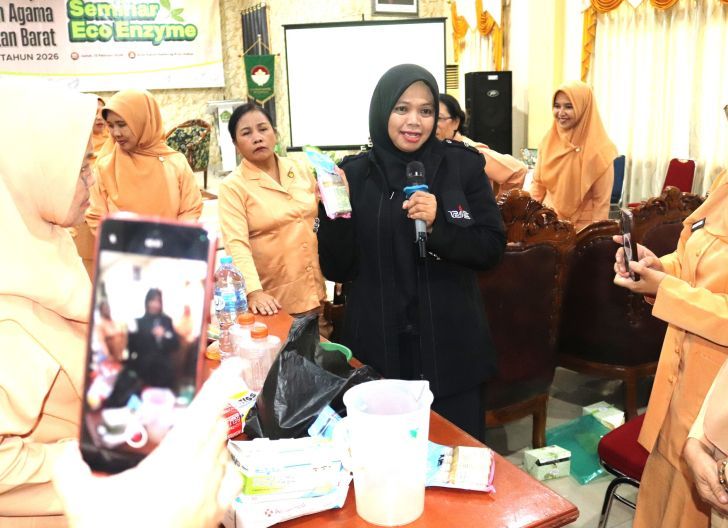 Photo of DWP Kemenag Kalbar Gaungkan Gerakan Eco Enzyme: Dari Limbah Dapur Menjadi Solusi Sehat, Cantik, dan Ramah Lingkungan