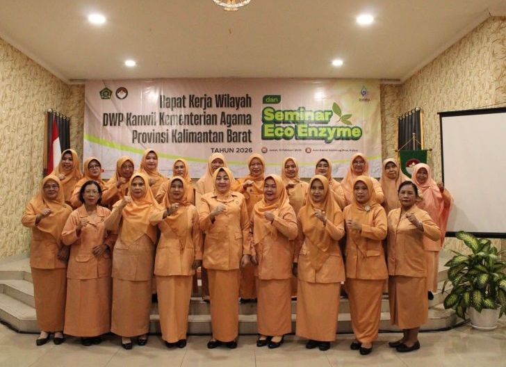 Photo of Perkuat Sinergi, Gaungkan Inovasi, dan Bangun Gerakan Peduli Lingkungan Berbasis Eco Enzyme, Rakerwil DWP Kemenag Kalbar Berjalan Semarak