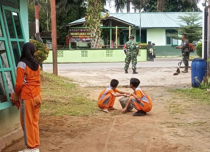 Photo of Koramil 1210-02/Mempawah Hulu Gelar Karya Bhakti Sosial Jumat Bersih Sambut Ramadhan