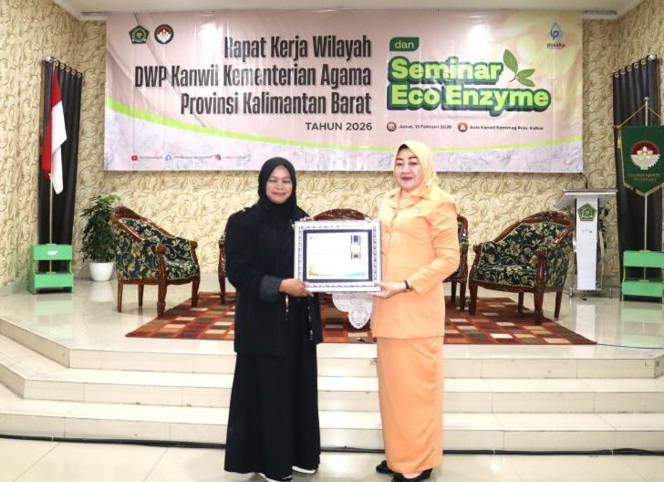 Photo of Dari Limbah Dapur Menjadi Solusi Sehat, Cantik, dan Ramah Lingkungan: DWP Kemenag Kalbar Gaungkan Gerakan Eco Enzyme