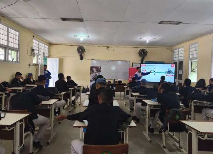 Photo of Seminar Safety Riding Astra Motor Kalbar, Pelajar SMKN 7 Pontianak Pahami Keselamatan Berkendara 