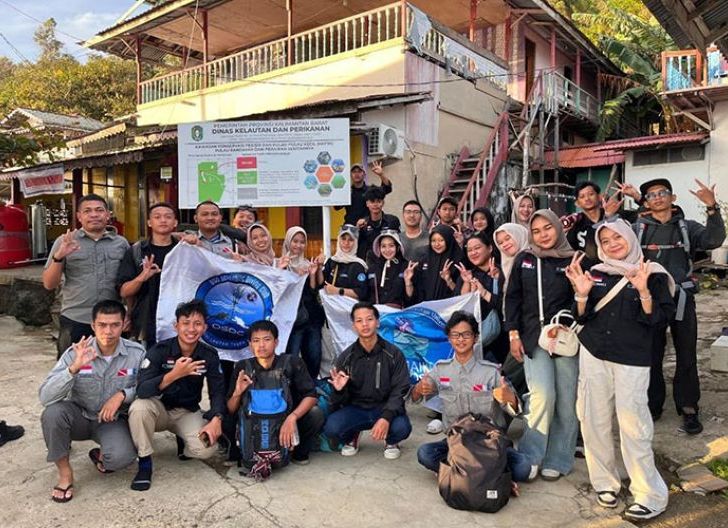 Photo of Mahasiswa Ilmu Kelautan UNOSO Turun Langsung ke Lemukutan, Rawat Terumbu Karang