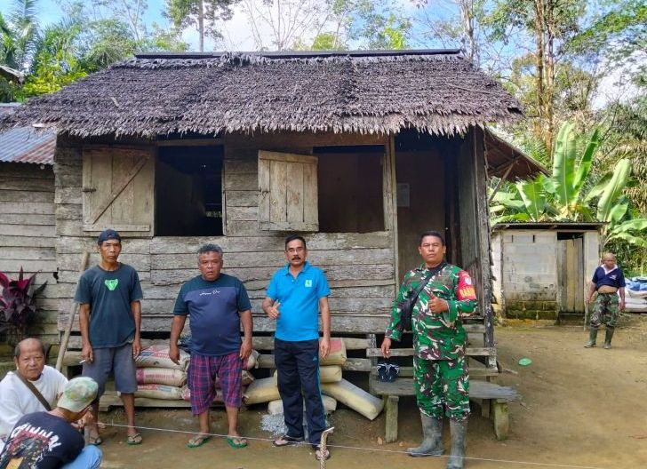 Photo of Babinsa Dirus dan Warga Gotong Royong Bangun Rumah Tak Layak Huni