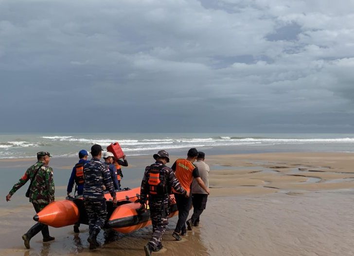 Photo of Gerak Cepat Posal Temajuk Jajaran Kodaeral XII Laksanakan SAR Korban Tenggelam