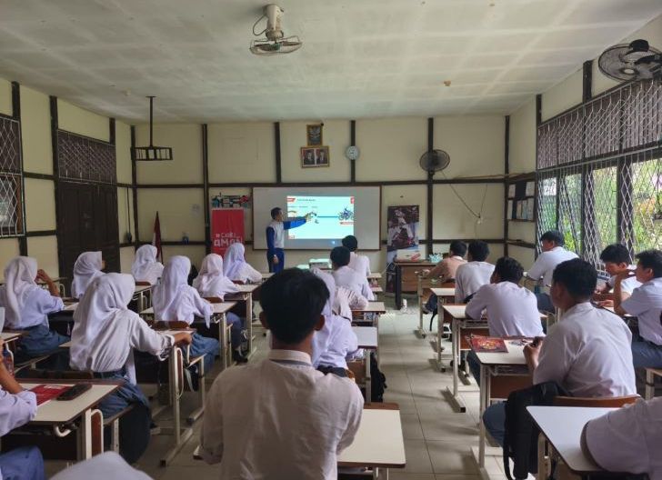 Photo of Siap jadi Duta Keselamatan Berkendara, Pelajar SMKN 1 Rasau Jaya Antusias Ikuti Seminar Cari aman bersama Astra Motor Kalbar 