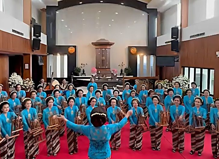Photo of Kisah Nenel Merryawati Peruba di Pasanggiri Angklung Satu Hati dari AHM, Aktif Menjaga Budaya Bangsa  