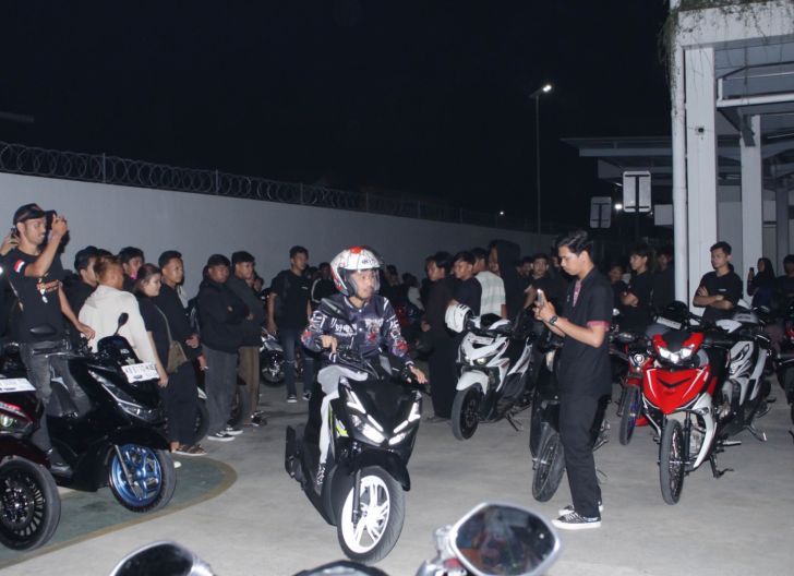 Photo of Night Ride Cinematic Astra Motor Kalbar Diikuti Ratusan Bikers Matic dari Seluruh Kalimantan Barat