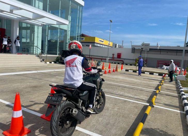 Photo of Instruktur Safety Riding Astra Motor Kalbar Bagikan Tips Berkendara Aman Selama Bulan Suci Ramadhan kepada Masyarakat